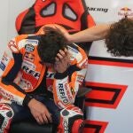 Marc Márquez se emocionó al volver a su box tras la carrera y recibió el consuelo de su jefe técnico, Santi Hernández