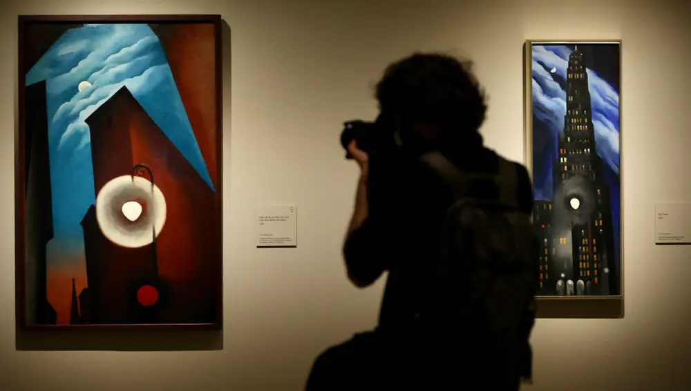 Dos muestras de su paso por Manhattan: «Calle de Nueva York con luna» y «Ritz Tower» (dcha.)