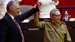 AME841. LA HABANA (CUBA), 19/04/2021.- Fotografía que muestra a Miguel Díaz-Canel Bermúdez (i), Presidente de la República, junto al General de Ejército Raúl Castro Ruz (d), tras su elección como Primer Secretario del Comité Central del Partido Comunista de Cuba (CC PCC), durante la Sesión de Clausura del VIII Congreso del PCC, en el Palacio de Convenciones, en La Habana (Cuba). El presidente de Cuba, Miguel Díaz-Canel, anunció este lunes que seguirá consultando con Raúl Castro las "decisiones estratégicas del futuro de la nación", después de reemplazar al general de 89 años como primer secretario del Partido Comunista de Cuba (PCC). EFE/ ACN/Ariel Ley Royero AME841. LA HABANA (CUBA), 19/04/2021.- Fotografía que muestra a Miguel Díaz-Canel Bermúdez (i), Presidente de la República, junto al General de Ejército Raúl Castro Ruz (d), tras su elección como Primer Secretario del Comité Central del Partido Comunista de Cuba (CC PCC), durante la Sesión de Clausura del VIII Congreso del PCC, en el Palacio de Convenciones, en La Habana (Cuba). El presidente de Cuba, Miguel Díaz-Canel, anunció este lunes que seguirá consultando con Raúl Castro las "decisiones estratégicas del futuro de la nación", después de reemplazar al general de 89 años como primer secretario del Partido Comunista de Cuba (PCC). EFE/ ACN/Ariel Ley Royero