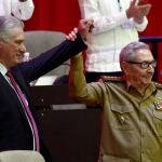 AME841. LA HABANA (CUBA), 19/04/2021.- Fotografía que muestra a Miguel Díaz-Canel Bermúdez (i), Presidente de la República, junto al General de Ejército Raúl Castro Ruz (d), tras su elección como Primer Secretario del Comité Central del Partido Comunista de Cuba (CC PCC), durante la Sesión de Clausura del VIII Congreso del PCC, en el Palacio de Convenciones, en La Habana (Cuba). El presidente de Cuba, Miguel Díaz-Canel, anunció este lunes que seguirá consultando con Raúl Castro las "decisiones estratégicas del futuro de la nación", después de reemplazar al general de 89 años como primer secretario del Partido Comunista de Cuba (PCC). EFE/ ACN/Ariel Ley Royero