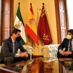 Los presidentes de la Junta de Andalucía, Juanma Moreno (i), y de la Región de Murcia, Fernando López Miras