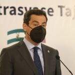 El presidentes de Andalucía, Juanma Moreno, hoy en una rueda de prensa en Almería