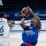 Garuba comete una falta sobre Dunston