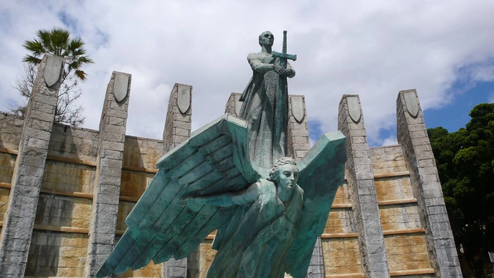 Monumento que homenajea a Franco de forma alegórica en Santa Cruz de Tenerife
