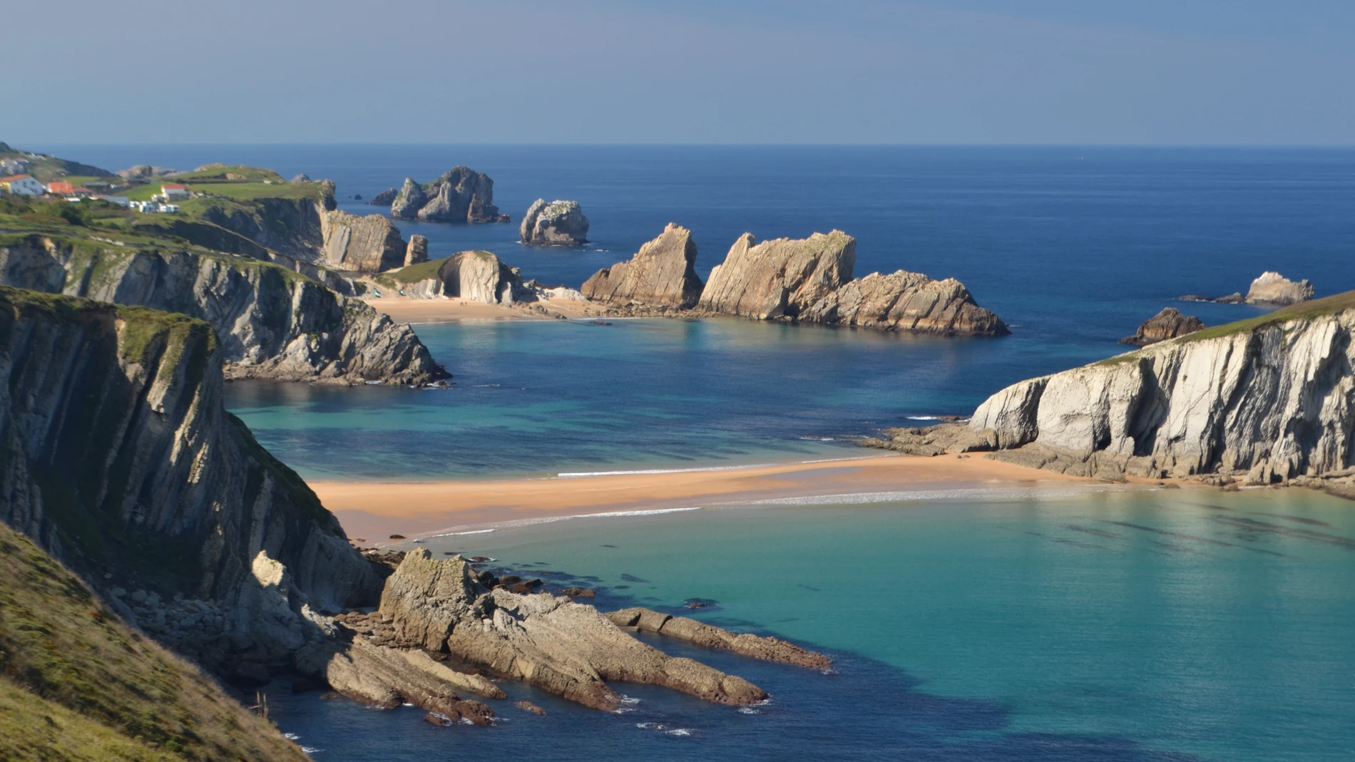 La ruta cántabra que atraviesa un Geoparque de la Unesco entre acantilados y tómbolos