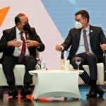 El presidente de Guatemala, Alejandro Giammattei, junto a Pedro Sánchez durante el XIII Encuentro empresarial iberoamericano
