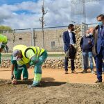 El Ayuntamiento de Salamanca, Carlos García Carbayo, durante las obras de un nuevo recinto elegido en los presupuestos participativos