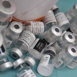Viales delas vacunas de AstraZeneca y Pfizer