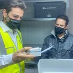 El director de Logística de Hefame, Nacho Satorre, recepciona las vacunas