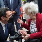 El presidente de la Junta de Andalucía, Juanma Moreno, conversa con una vecina de Villardompardo (Jaén) sobre su vacunación, hoy durante la visita que ha realizado a las obras de restauración del Castillo de la localidad
