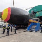 Varios trabajadores de Navantia ultiman los preparativos de la ceremonia de botadura