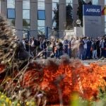 La plantilla de Airbus Puerto Real (Cádiz) se ha concentrado, de nuevo, esta mañana en la puerta de la factoría donde han sido informados por el comité de empresa de que la multinacional no ha planteado en su reunión de hoy el cierre