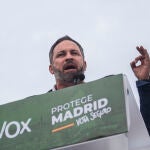 El presidente de Vox, Santiago Abascal, interviene durante un mitin del partido en Navalcarnero