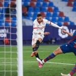 Un gol de Youssef En-Nesyri mantiene al Sevilla en la carrera por LaLiga.