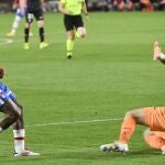 El delantero brasileño del Granada, Robert Kenedy (i), tras golpear el balón ante el guardameta serbio del Eibar, Marko Dmitrovic