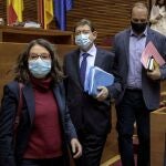 El presidente de la Generalitat, Ximo Puig (c), la vicepresidenta del Consell, Mónca Oltra (i) y el vicepresidente tercero, Rubén Dalmau (d)