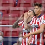Correa celebra su gol junto a Marcos Llorente