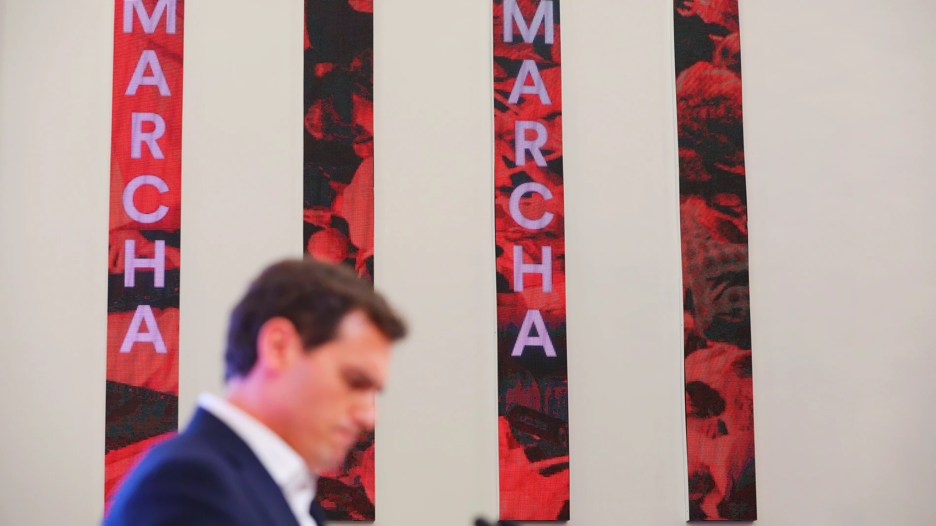 Albert Rivera dimite como presidente de Ciudadanos y abandona la política tras la derrota electoral.