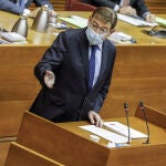 El presidente de la Generalitat Valenciana, Ximo Puig, durante una sesión de control en Les Corts