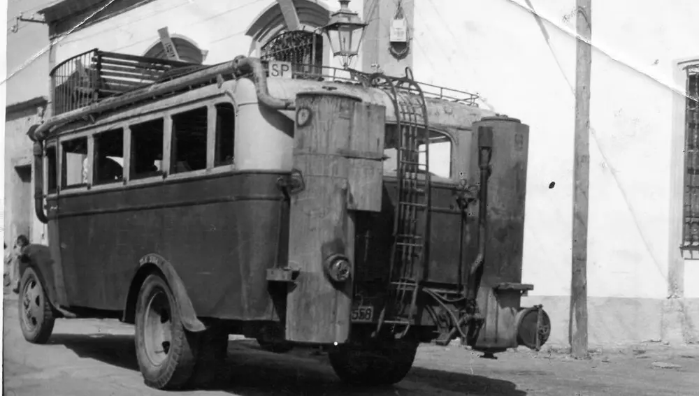 Las camonetas eran la base de transporte de personas rurales anque fuese a gasógeno