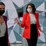 La candidata de Vox a la Presidencia de la Comunidad de Madrid, Rocío Monasterio (i), y la candidata del PP a la Presidencia de la Comunidad de Madrid, Isabel Díaz Ayuso.