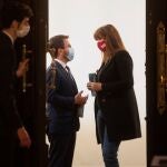El vicepresidente del Govern en funciones, Pere Aragonès (i) conversa con la presidenta del Parlament, Laura Borràs, minutos antes del acto protocolario por la Diada de Sant Jordi
