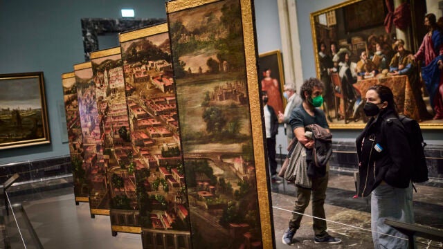 Varias personas observan "Biombo de la Conquista de México y La muy noble y leal ciudad de México", en el Museo del Prado de Madrid