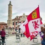 Una mujer ondea la bandera de Castilla y León en Villalar de los Comuneros