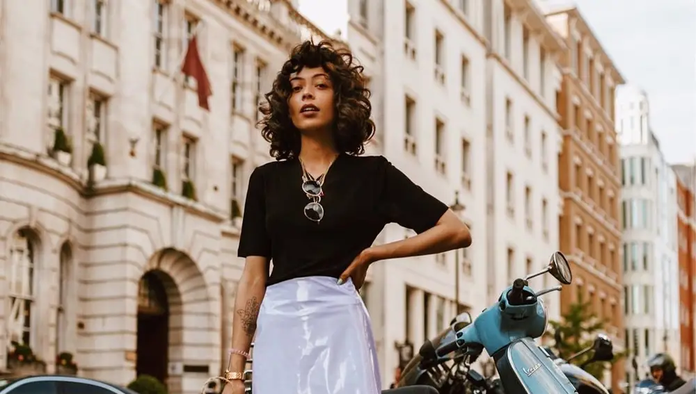 Influencer con minifalda efecto cuero en lila/ PINTEREST