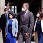 Los reyes Felipe y Letizia acompañados por la presidenta de la Comunidad de Madrid, Isabel Díaz Ayuso (i), a su llegada al acto que tiene lugar este viernes en la sede del Instituto Cervantes de Alcalá de Henares con motivo de la celebración del Día Internacional del Libro. EFE/Juan Carlos Hidalgo POOL