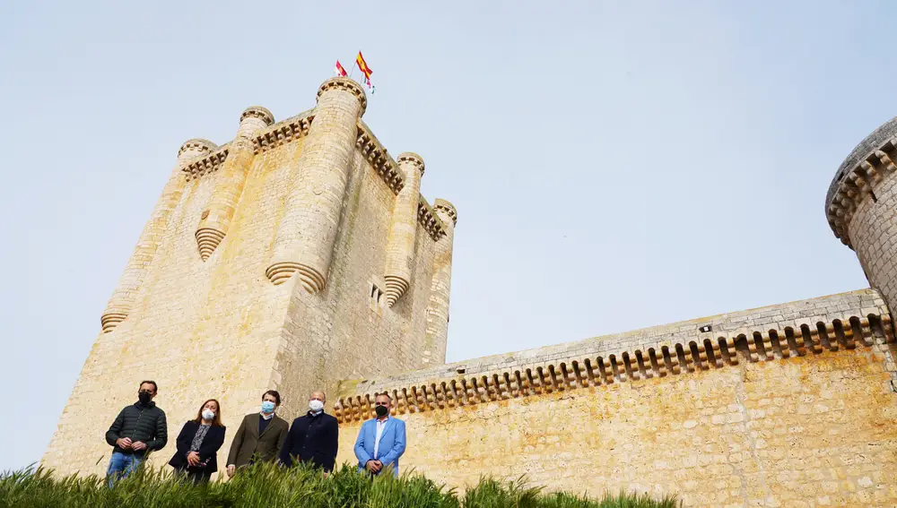 El presidente de la Junta de Castilla y León, Alfonso Fernández Mañueco; el presidente de las Cortes autonómicas, Luis Fuentes, en Torrelobatón