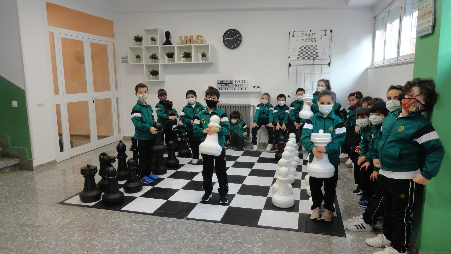 Alumnos del Colegio Concertado de San Juan de la Cruz de León juegan al ajedrez