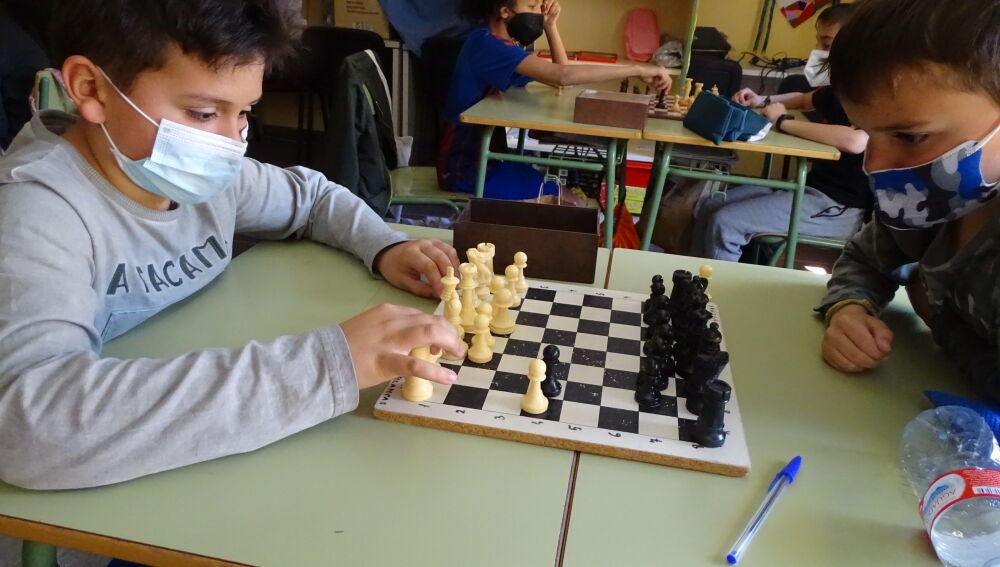 Alumnos del CEIP Fray Juan de la Cruz de Segovia juegan al ajedrez en los tableros, ordenadores y pizarras digitales