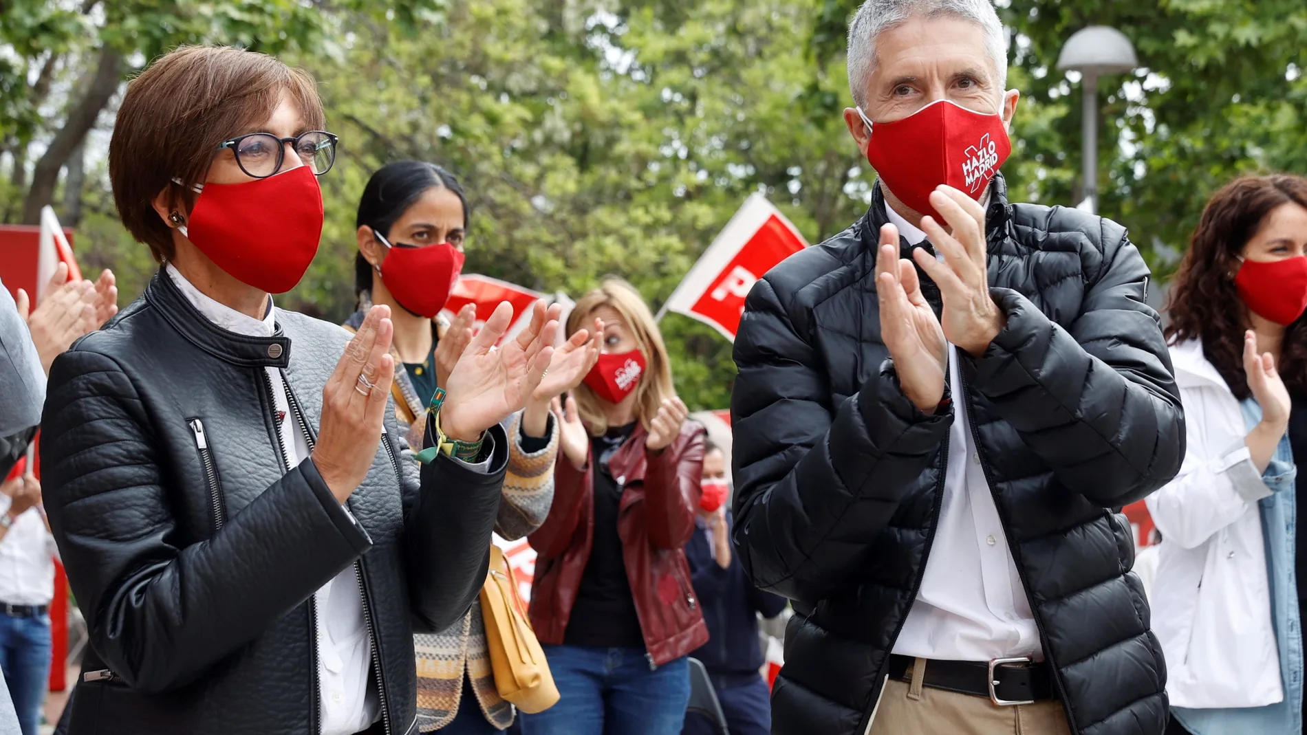 El ministro del Interior, Fernando Grande-Marlaska, junto a la directora de la Guardia Civil, María Gámez, durante el acto de campaña del candidato socialista a las elecciones de la Comunidad de Madrid, Ángel Gabilondo, celebrado en el distrito de Puente de Vallecas.