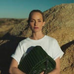 Amber Valetta con bolso de Karl Lagerfeld
