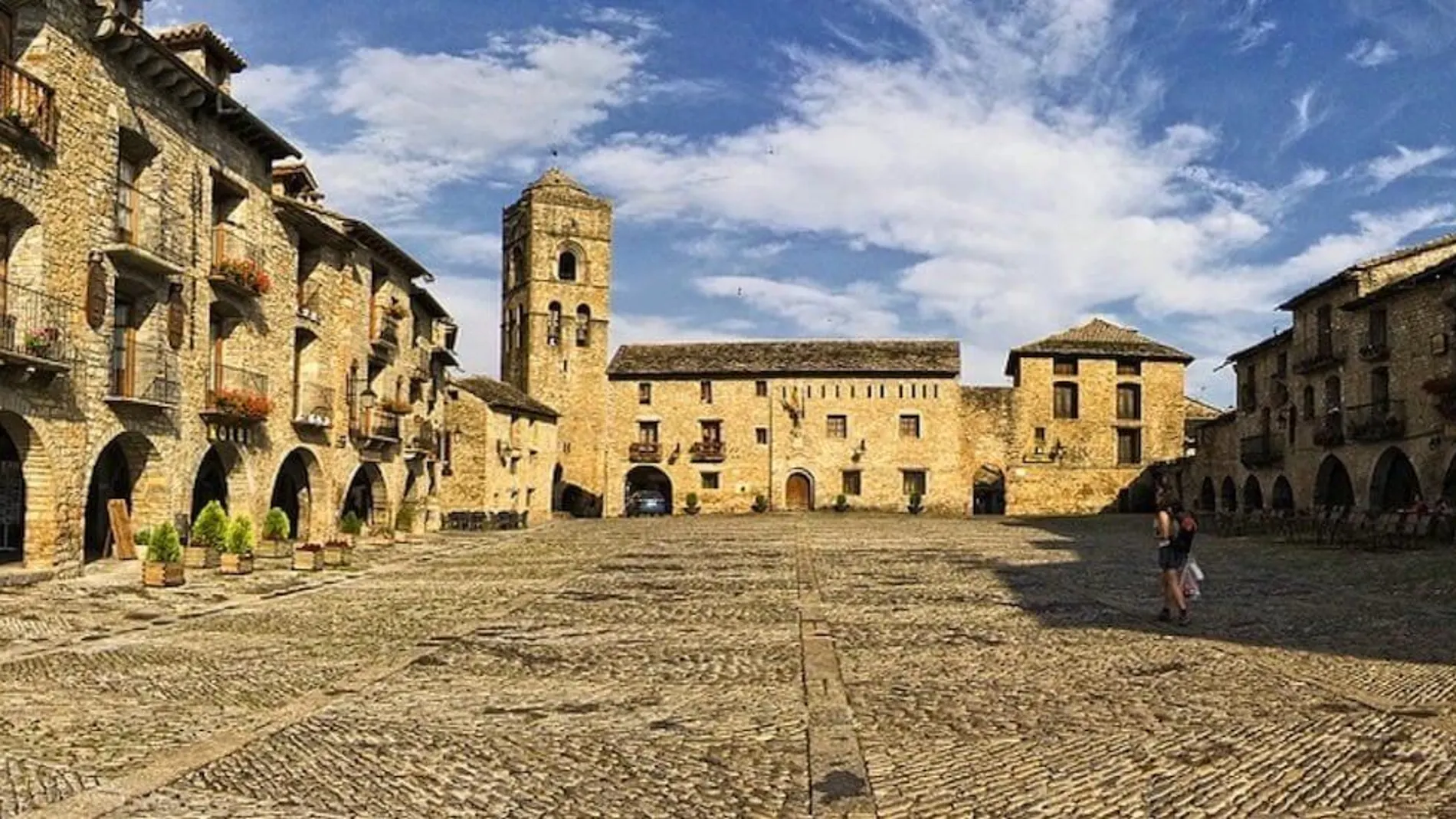 La plaza Mayor de Aínsa