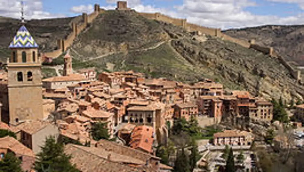 Al fondo, el castillo de Albarracín