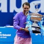 Rafa Nadal, con el trofeo del Godó
