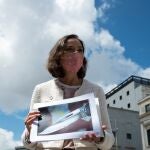 La ministra de Industria y Comercio, Reyes Maroto, muestra una fotografía de la navaja ensangrentada que ha recibido dentro de un sobre