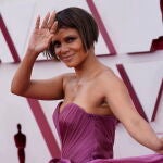 Halle Berry y su nuevo corte de pelo en la alfombra roja de los Premios Oscar 2021.