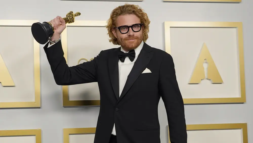 Erik Messerschmidt posa en la sala de prensa con el premio a la mejor fotografía por "Mank"