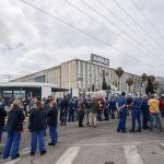Trabajadores de Airbus en Puerto Real durante la concentración realizada este lunes a las puertas de la factoría