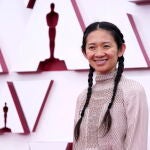 Chloe Zhao, ganadora del Oscar a la Mejor Dirección por "Nomadland", una de las triunfadoras de la noche. EFE/EPA/Chris Pizzello