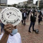 26 April 2021, Colombia, Bogota: A man holds a plate with words reads "Bankruptcy - Ruin", during a protest by restaurant and bar workers to demand support for the sector during the Coronavirus pandemic. Photo: Álvaro Tavera/colprensa/dpa26/04/2021 ONLY FOR USE IN SPAIN