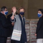 La Reina Sofía (c); junto a la presidenta del Parlamento de Andalucía, Marta Bosquets (d) durante su visita al Banco de Alimentos de Sevilla