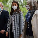 La reina Letizia junto al director de la Real Academia Española, Santiago Muñoz Machado, y Gabriela Cañas, presidenta de la Agencia EFE. ​