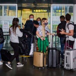 Llegada de viajeros a la Terminal 4 del aeropuerto Madrid-Barajas en los días en los que la pandemia se esta revelando como una muy grave crisis sanitaria en la India.Los viajeros empiezan a circular por los aeropuertos debido a la eliminación de las restricciones a la movilidad