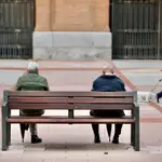 Dos ancianos sentados en un banco
