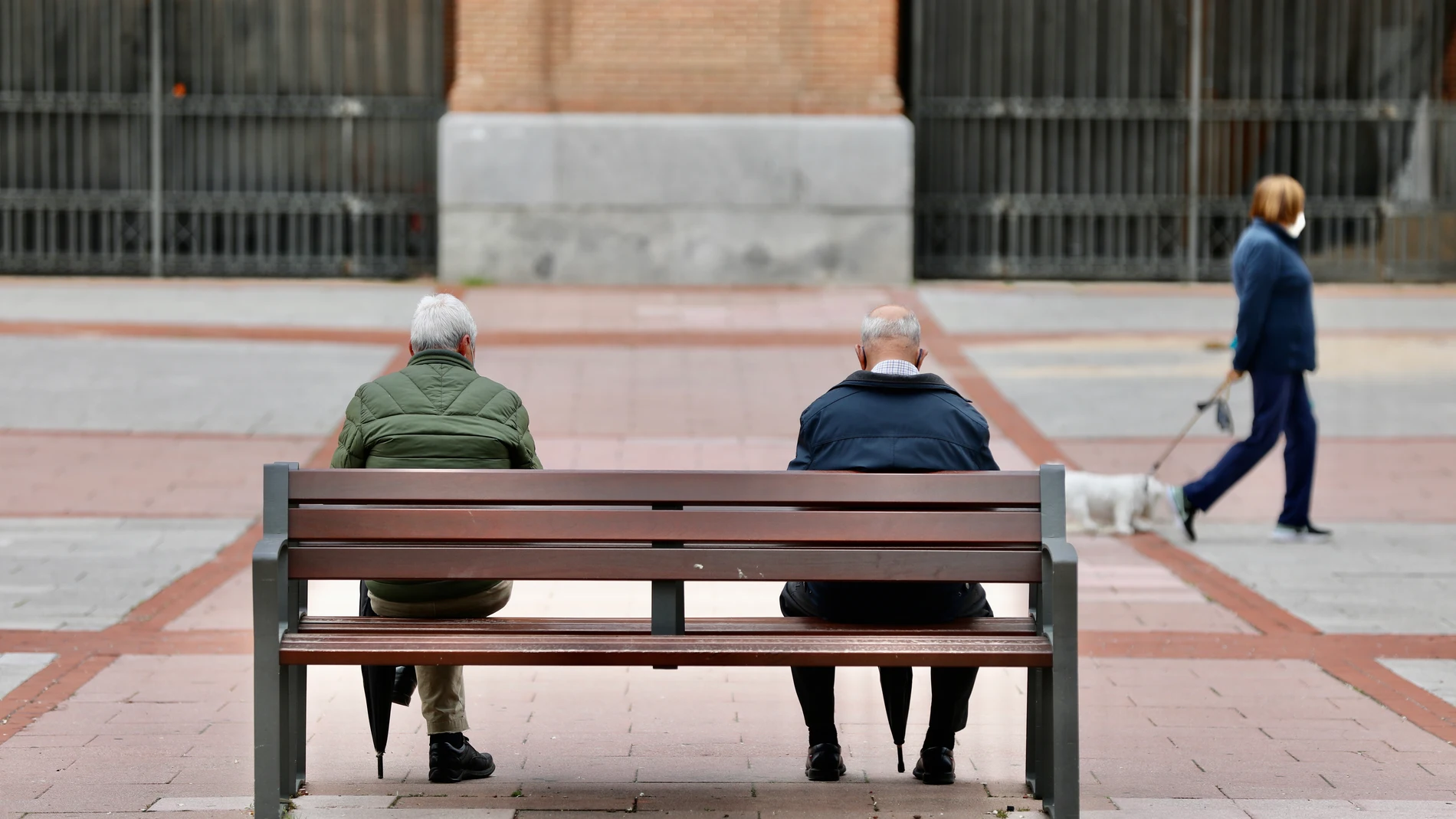 Dos ancianos sentados en un banco