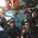 Los tripulantes del submarino cantan una canción titulada "adiós"